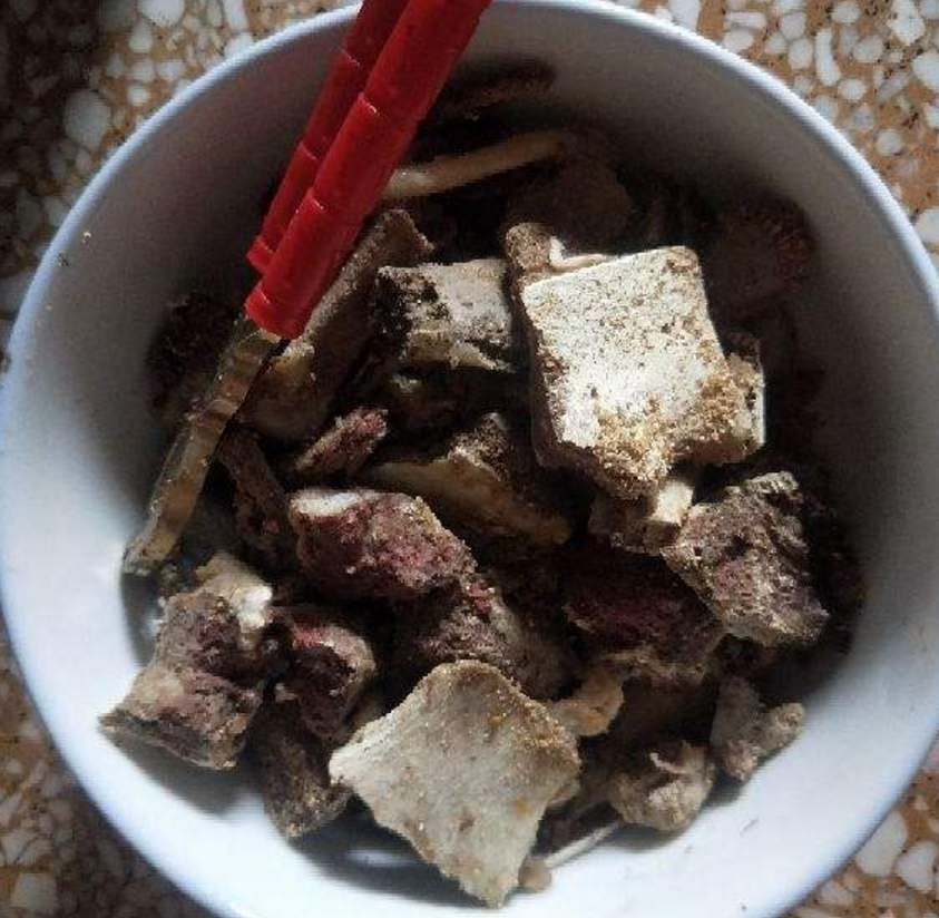 吃剩的骨头不要扔,拿来给花补钙,花朵疯长 (吃剩下的骨头别再扔了,用这种方法做,叶子更绿更油,开花更艳)